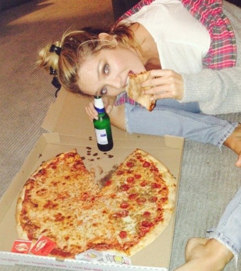 ÜNLÜLERİN PİZZAYLA İMTİHANLARI! YEMEK YA DA YEMEMEK 56