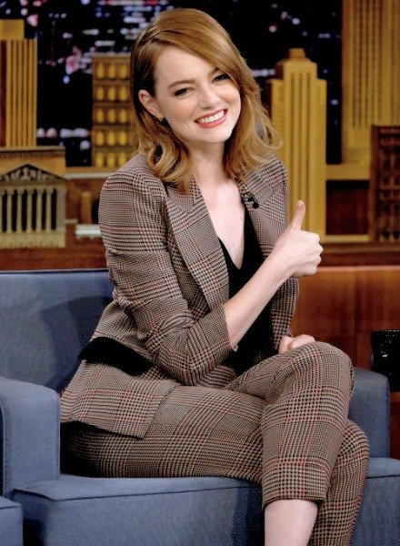EMMA STONE'UN EN DİKKAT ÇEKİCİ SAÇ MODELLERİ 2