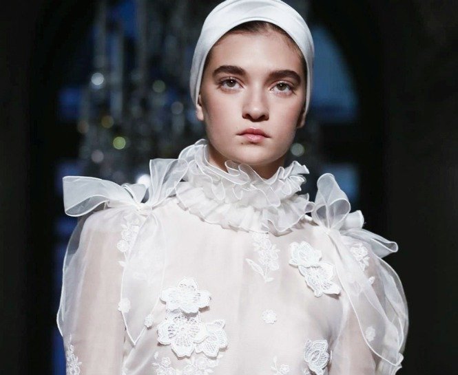 PARİS COUTURE MODA HAFTASI'NDAN RADARIMIZA TAKILAN GÜZELLİK GÖRÜNÜMLERİ az