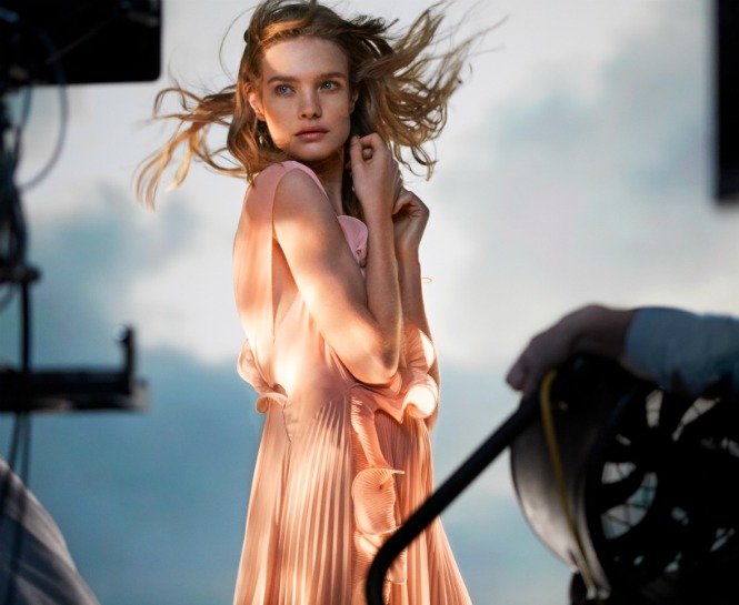 BU ELBİSE GERİ DÖNÜŞTÜRÜLMÜŞ DENİZ ATIK MADDELERİNDEN OLUŞMAKTA fd