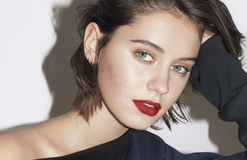 BURBERRY'NİN YENİ YÜZÜ IRIS LAW HAKKINDA BİLMENİZ GEREKENLER (2)