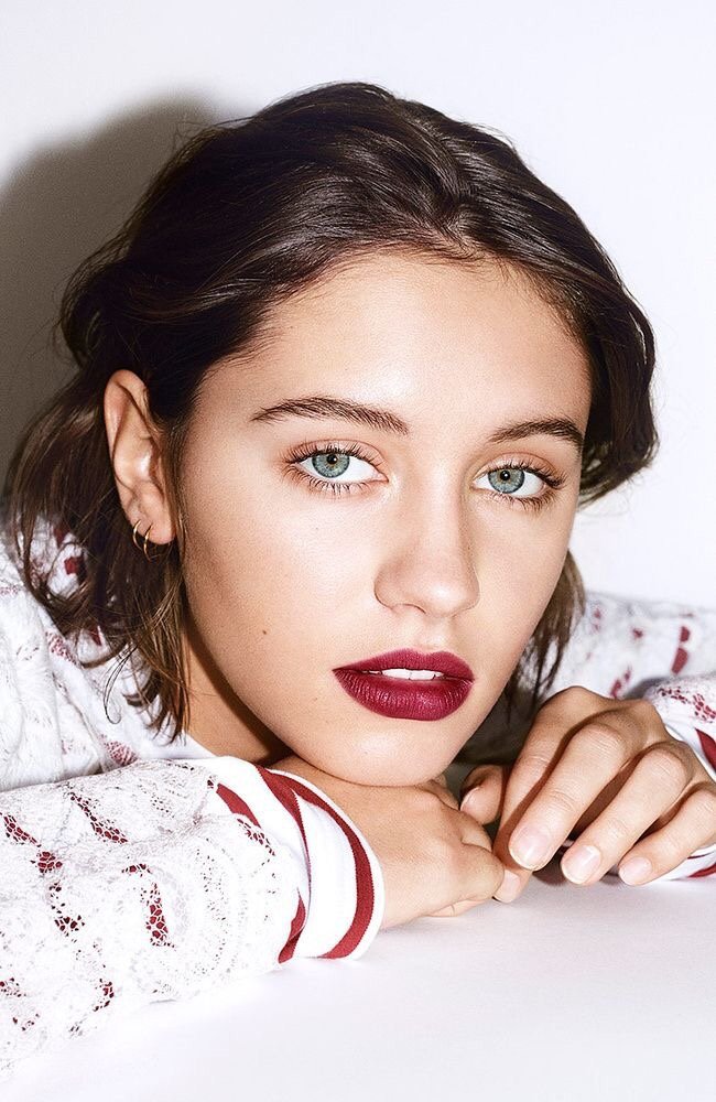 BURBERRY'NİN YENİ YÜZÜ IRIS LAW HAKKINDA BİLMENİZ GEREKENLER (3)