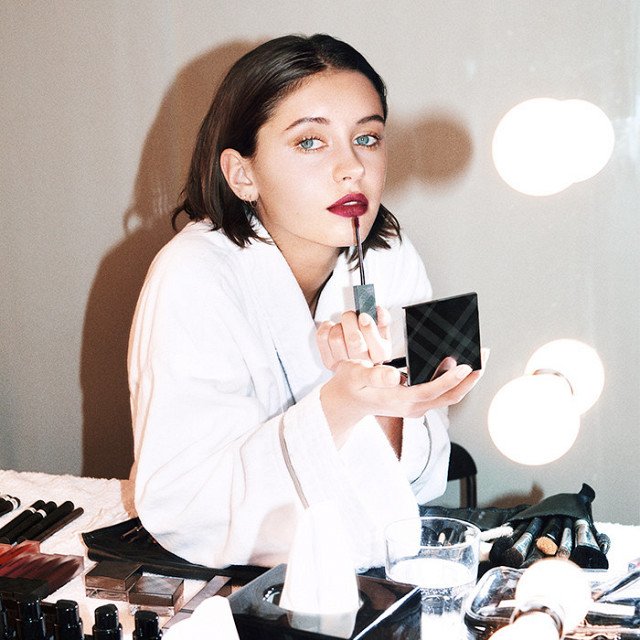 BURBERRY'NİN YENİ YÜZÜ IRIS LAW HAKKINDA BİLMENİZ GEREKENLER (5)