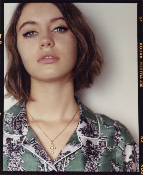 BURBERRY'NİN YENİ YÜZÜ IRIS LAW HAKKINDA BİLMENİZ GEREKENLER (6)