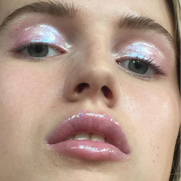 BİR SONRAKİ BÜYÜK MAKYAJ TRENDİNİ AÇIKLIYORUZ ISLAK VE SİMLİ GÖZLER