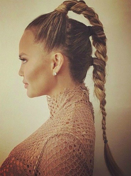 CHRISSY TEIGEN'IN İMZASI HALİNE GELEN SAÇ MODELLERİ c