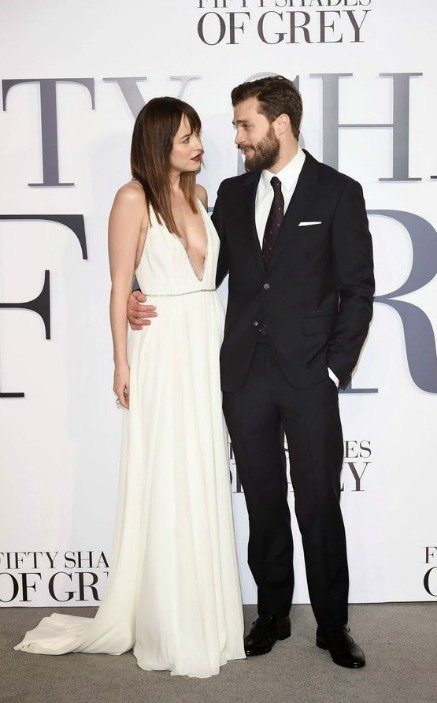 KARANLIĞIN ELLİ TONU'NUN ETKİLEYİCİ KIRMIZI HALI GÖRÜNÜMLERİ 2