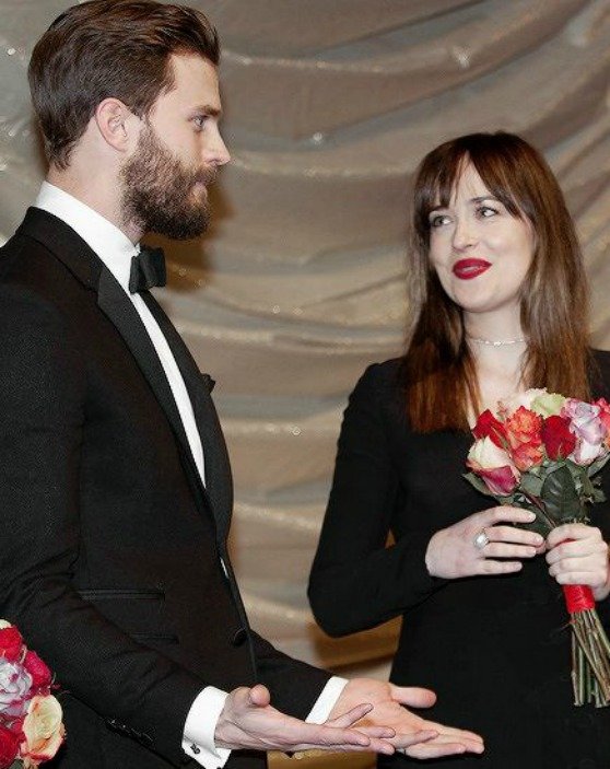 KARANLIĞIN ELLİ TONU'NUN ETKİLEYİCİ KIRMIZI HALI GÖRÜNÜMLERİ 3