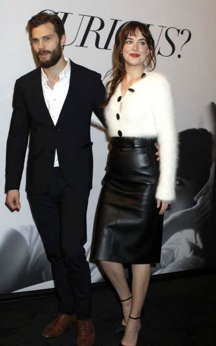 KARANLIĞIN ELLİ TONU'NUN ETKİLEYİCİ KIRMIZI HALI GÖRÜNÜMLERİ 4