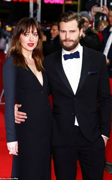 KARANLIĞIN ELLİ TONU'NUN ETKİLEYİCİ KIRMIZI HALI GÖRÜNÜMLERİ ggf