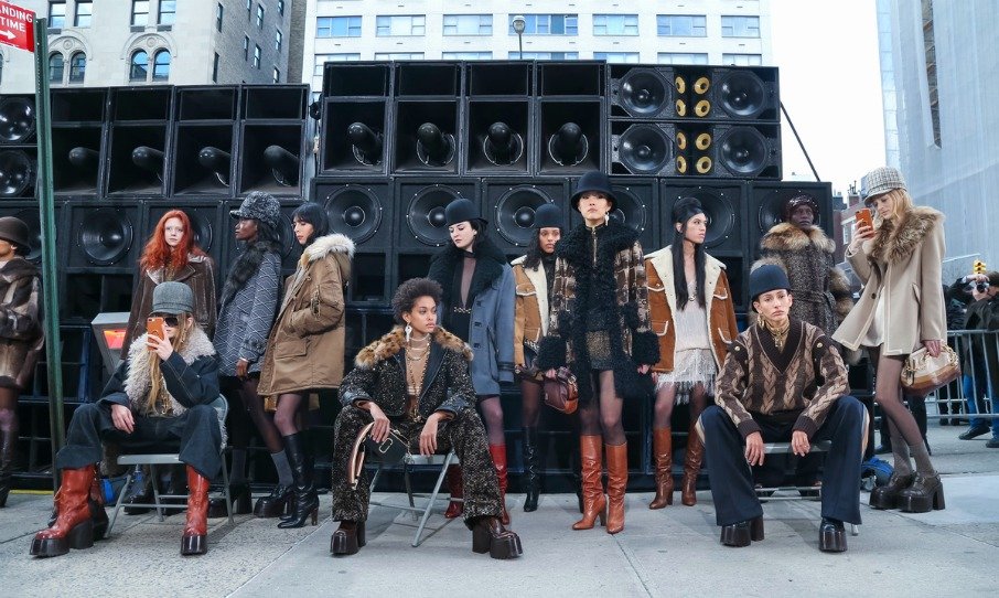MARC JACOBS DEFİLESİNE DAMGASINI VURAN DETAYLAR 1