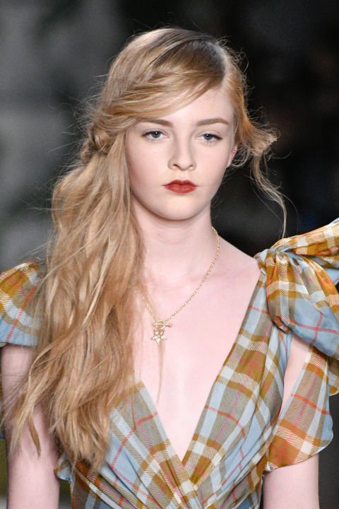 MODA HAFTASINDAN SOKAĞA UYARLAYABİLECEĞİNİZ 7 HAVALI SAÇ MODELİ (3)