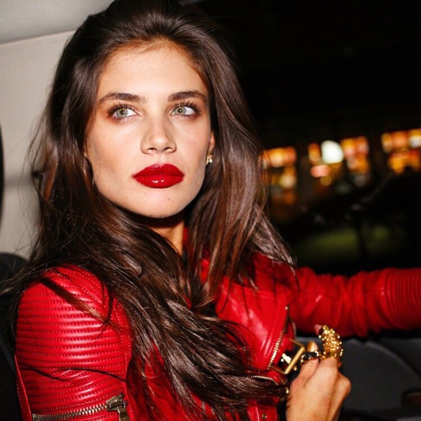 MUTLAKA EDİNMENİZ GEREKEN EN YENİ 11 KIRMIZI RUJ