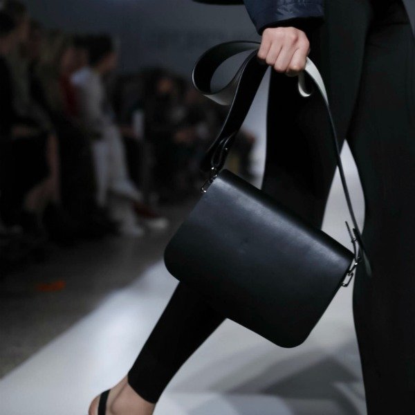 MİLANO MODA HAFTASI'NDA KALBİMİZİ ÇALAN ÇANTALAR f