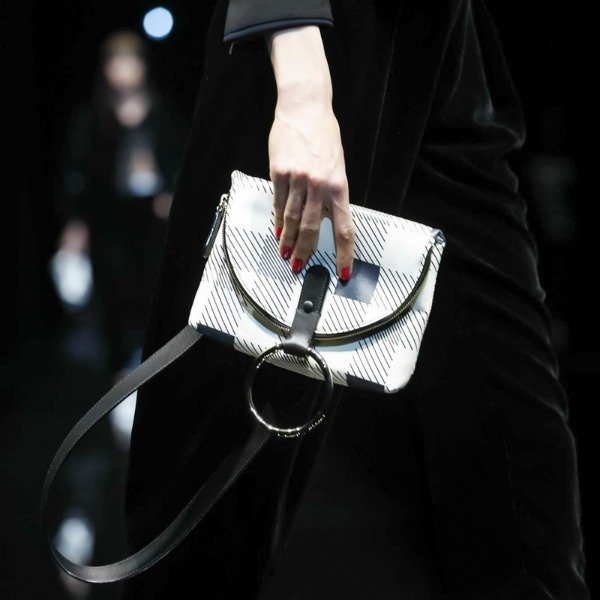 MİLANO MODA HAFTASI'NDA KALBİMİZİ ÇALAN ÇANTALAR nb