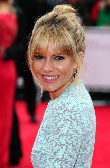 SIENNA MILLER'IN KISKANILAN SAÇLARI as