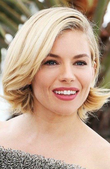 SIENNA MILLER'IN KISKANILAN SAÇLARI bd