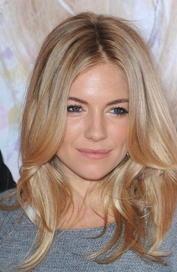 SIENNA MILLER'IN KISKANILAN SAÇLARI bs