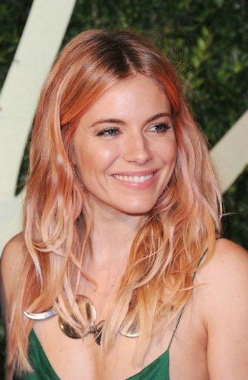 SIENNA MILLER'IN KISKANILAN SAÇLARI fs