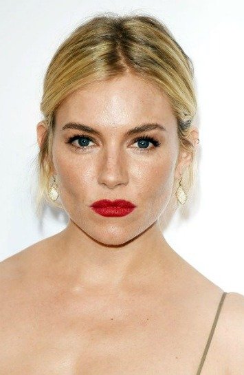 SIENNA MILLER'IN KISKANILAN SAÇLARI nb