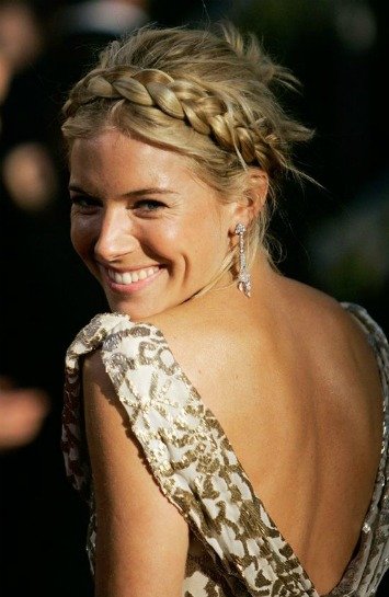 SIENNA MILLER'IN KISKANILAN SAÇLARI nm