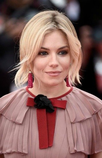 SIENNA MILLER'IN KISKANILAN SAÇLARI s