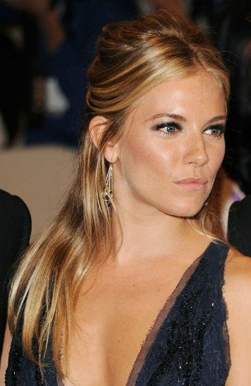 SIENNA MILLER'IN KISKANILAN SAÇLARI v