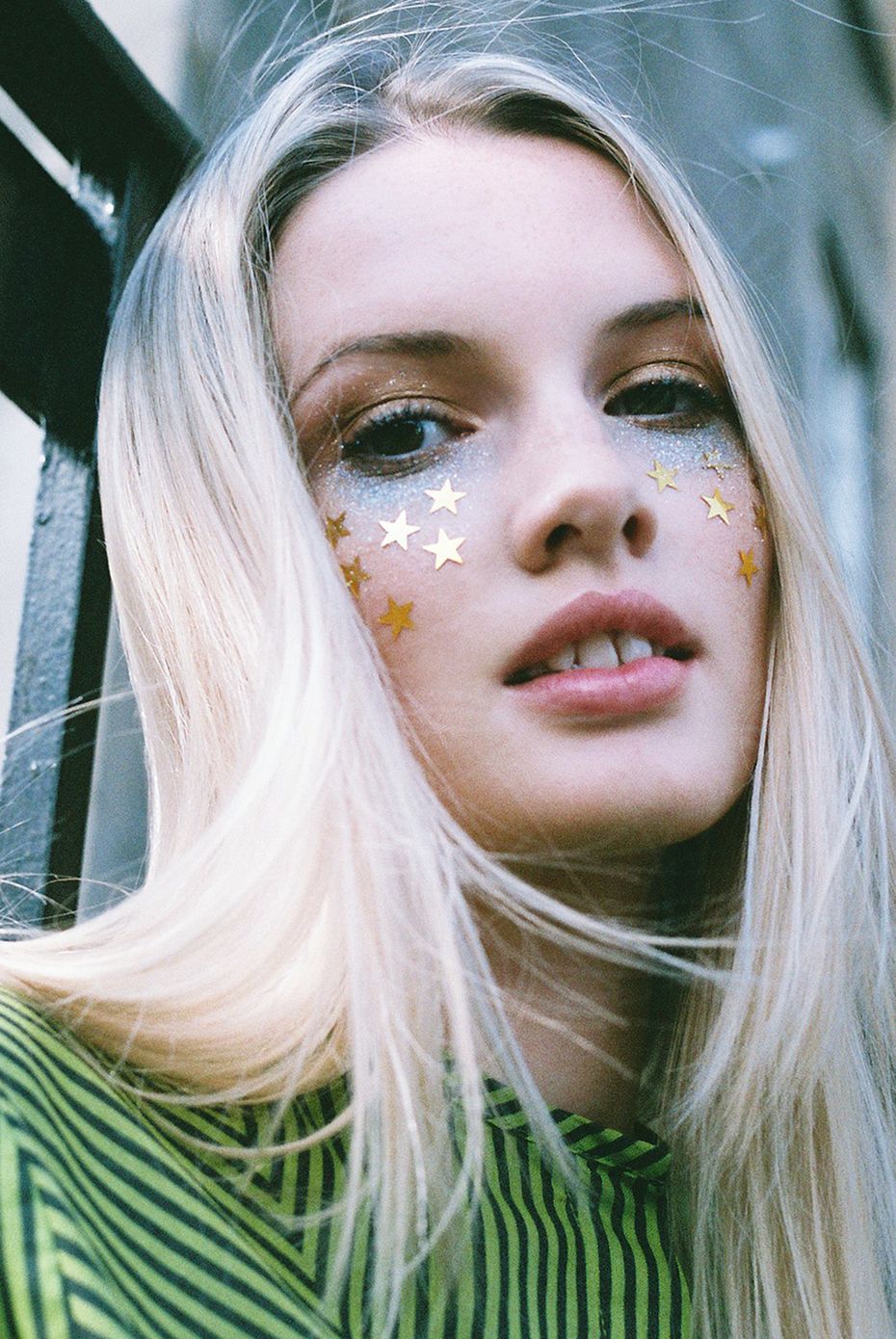 SIRA DIŞI BİR GÖRÜNÜM İÇİN EN İYİ HOLOGRAFİK ÜRÜNLER