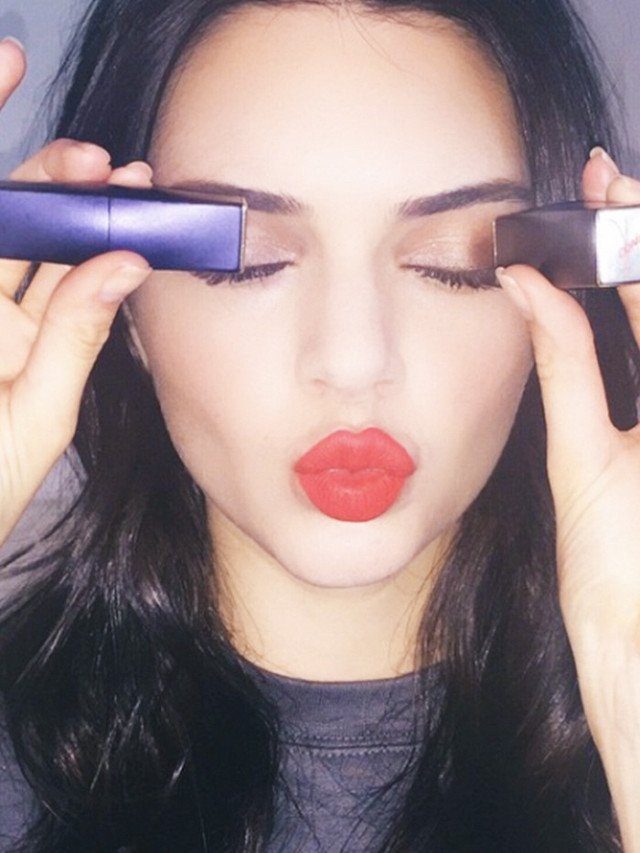 YILDIZLARIN VAZGEÇEMEDİĞİ KIRMIZI RUJLARI (1)