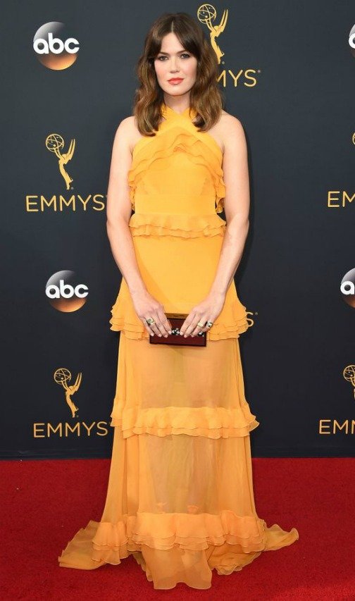 10 ADIMDA MANDY MOORE'UN KIRMIZI HALI STİLİNİ KEŞFEDİN 3