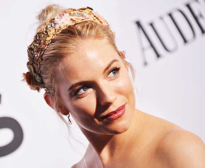 NEW YORK, NY - JUNE 09: Actress Sienna Miller attends The 2013 Tony Awards on June 9, 2013 in New York City. (Photo by Stephen Lovekin/Getty Images for Tony Awards Productions)