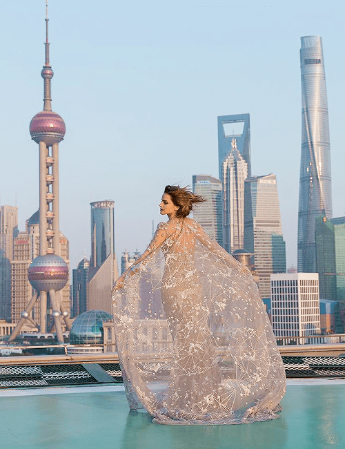 EMMA WATSON'IN ETKİLEYİCİ BEAUTY AND THE BEAST STİLİ (