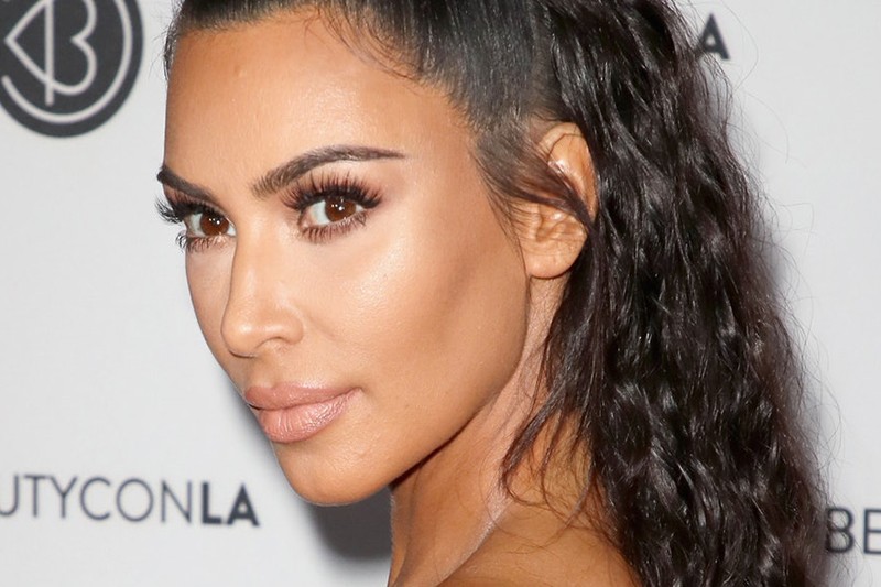 Elmacık Kemiklerini Belirginleştiren Makyaj