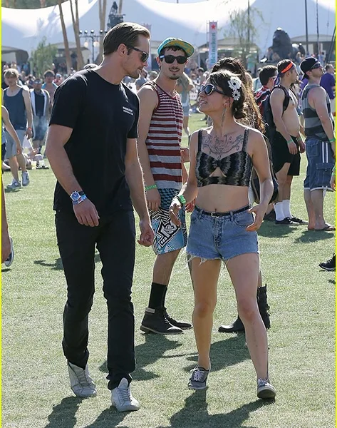 alexander-skarsgard-coachella-with-buddies-keith-fares-11