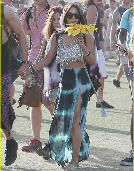 vanessa-hudgens-austin-butler-coachella-cuddles-07