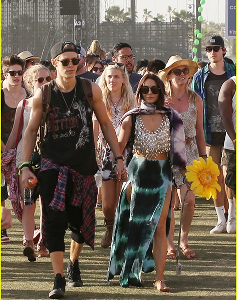 vanessa-hudgens-austin-butler-coachella-cuddles-08