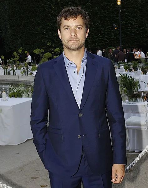 diane-kruger-and-joshua-jackson2012-07-01_19-13-46check-out-paris-fashion-week