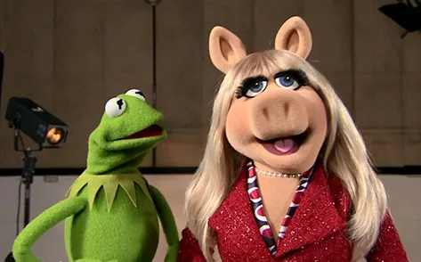MISS PIGGY VE KERMIT’TEN GEORGE ALEXANDER’A