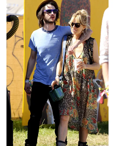 sienna-miller-glastonbury-2013-festival-fashion-pictures-01-07-2013-png_095309