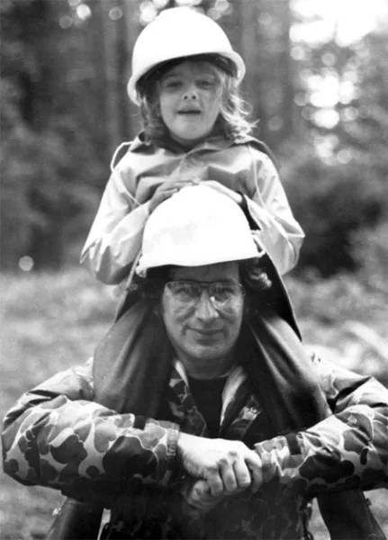 drew-barrymore-and-steven-spielberg-on-the-set-of-et