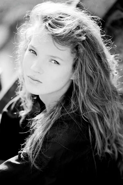 kate-moss-6-vogue-17oct13-david-ross_b_426x639