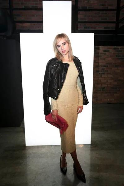 suki-waterhouse-in-burberry-prorsum-burberry-brit-rhythm-in-singapore-600x899