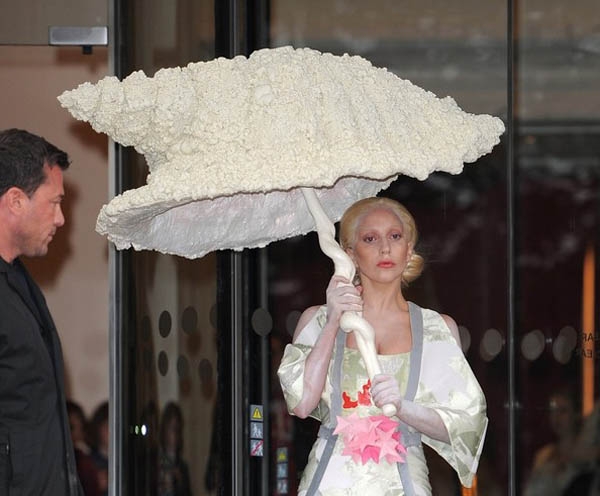ladygagaleaveshotelundershellumbrellakwlfs5lvj7yl