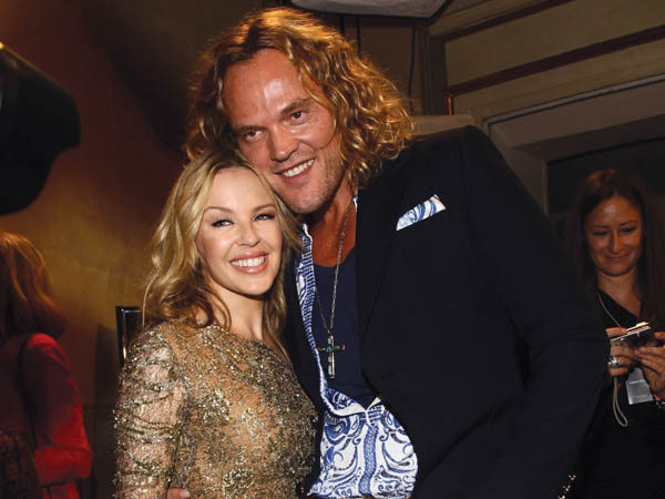 kylie-minogue-posa-com-peter-dundas-depois-do-desfile-de-emilio-pucci-em-milao-25092010-1285459358298_1024x768