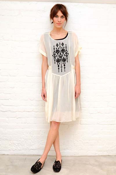 alexa-chung-vogue-19apr13-rex_b_592x888_1