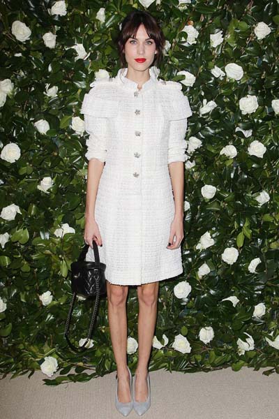 alexa-chung-vogue-6nov13-rex_b_592x888