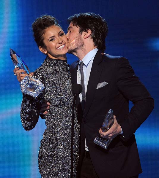 ian-somerhalder-gave-nina-dobrev-kiss-when-accepted-award-favorite-onscreen-chemistry