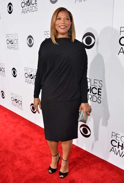 queen-latifah-wore-black-dress-heels-pcas-red-carpet