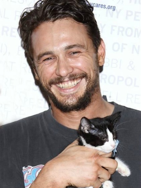 KEDİLERİNİ SEVMEYE DOYAMAYAN ÜNLÜLER