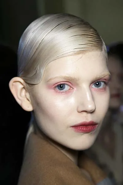 slicked-back-sleek-strands-jonathan-saunders